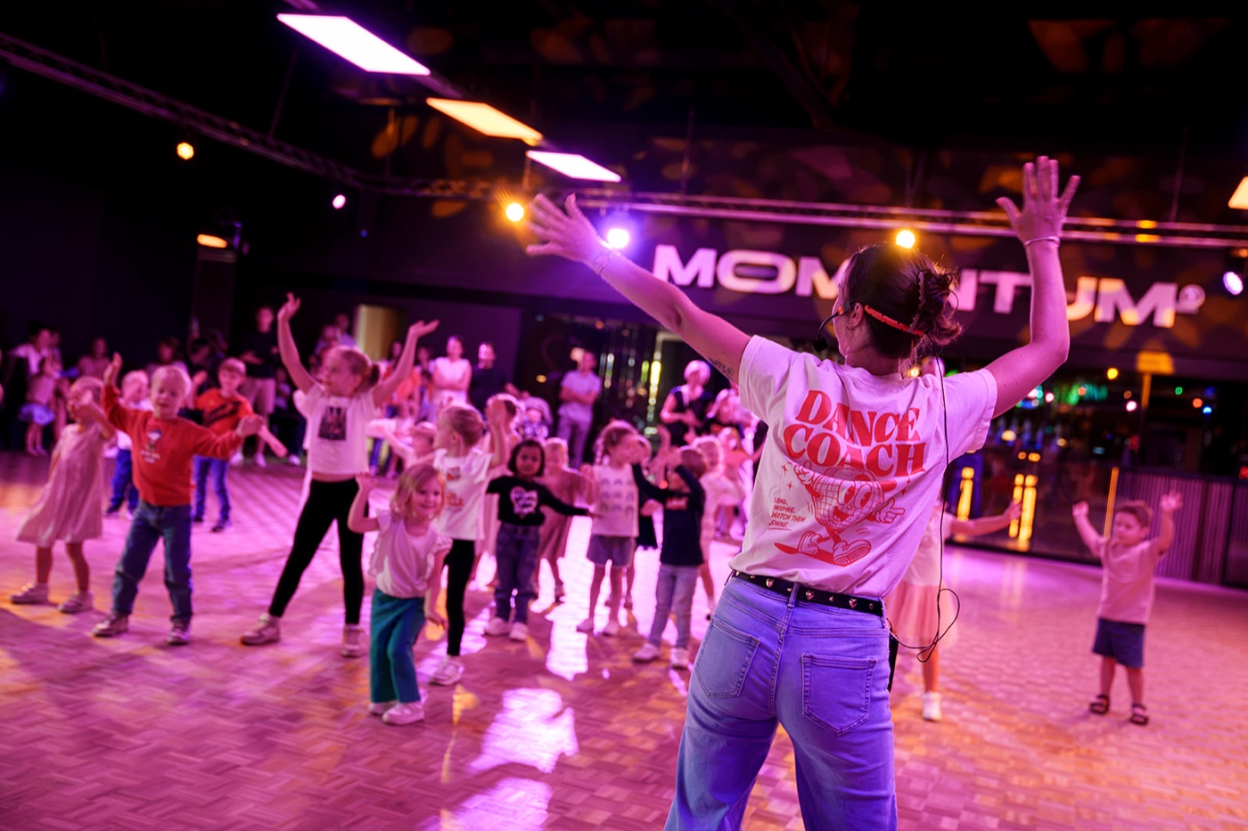 Danscoach voor een enthousiaste groep jonge dansers