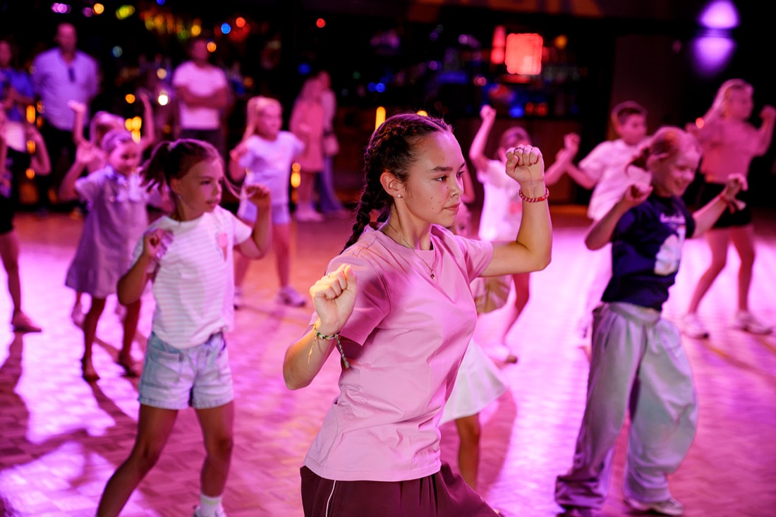 Dansers tijdens een les bij Momentum