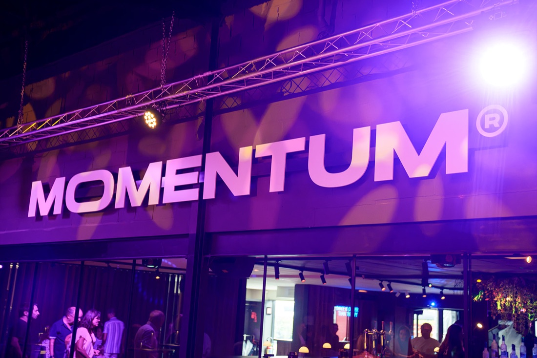 Verlicht Momentum-logo in de dansstudio